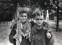 350101 Afbeelding van twee punkers tijdens een demonstratie bij de vliegbasis Soesterberg te Soesterberg (gemeente Soest).